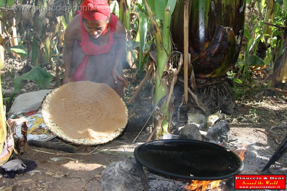 Ethiopia - Preparazione del kotcho pane tradizionale - 14.jpg